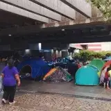 Decenas de damnificados por los sismos se refugian en una plaza del centro de Caracas