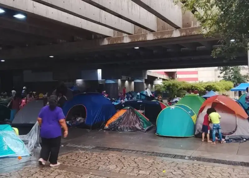 Decenas de damnificados por los sismos se refugian en una plaza del centro de Caracas