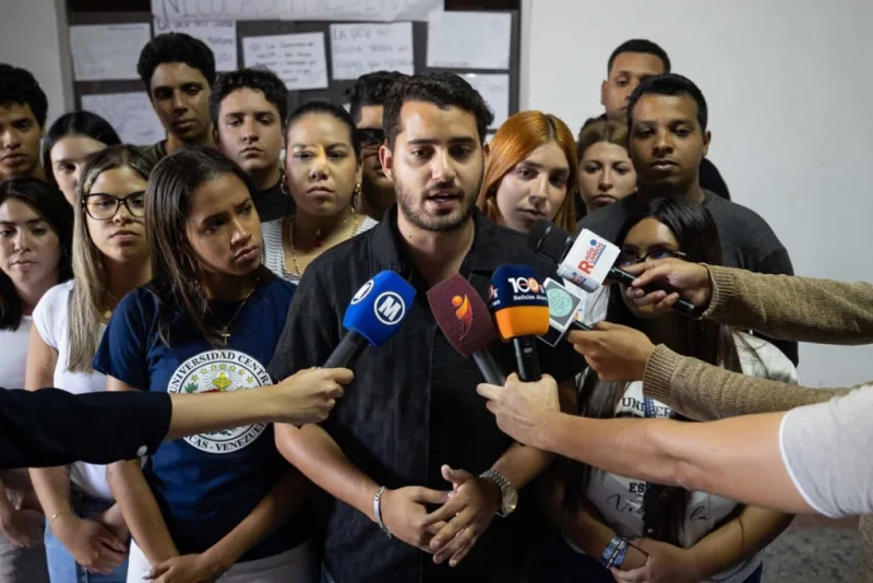 Estudiantes impiden conferencia sobre Nicolás Maduro en la UCV