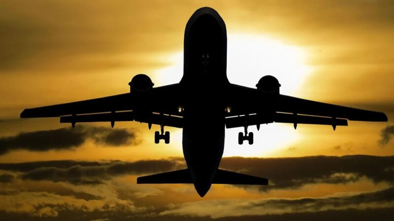 Hallan a un polizón con vida que viajaba en el tren de aterrizaje de un avión