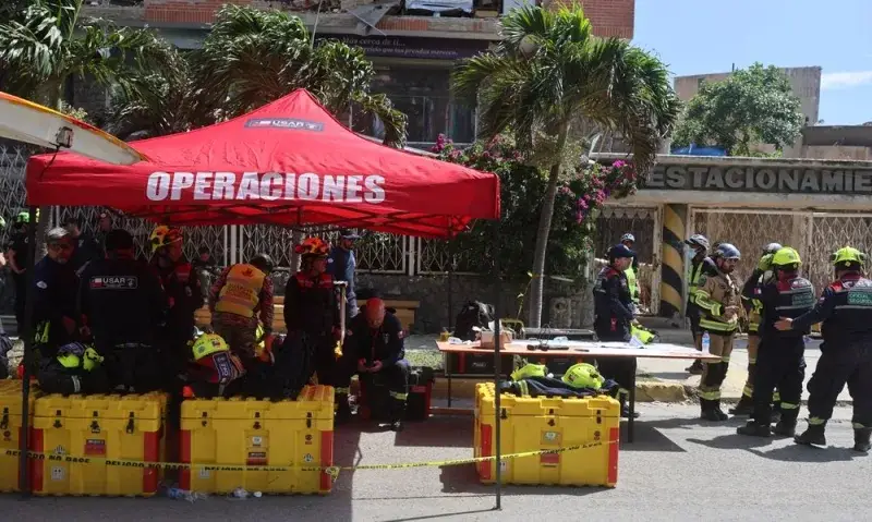 Más de 48 horas de rescate mantienen atrapado a Hernán Gil en Catia La Mar