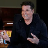 Vives viaja a sus orígenes en un "carro Ford" para nuevo documental