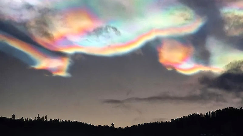 
			Nubes multicolores llenaron el cielo del norte de Europa (+Videos)		