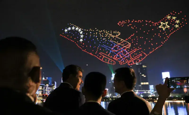 Reciben a Maduro en Shenzhen con exhibición tecnológica
