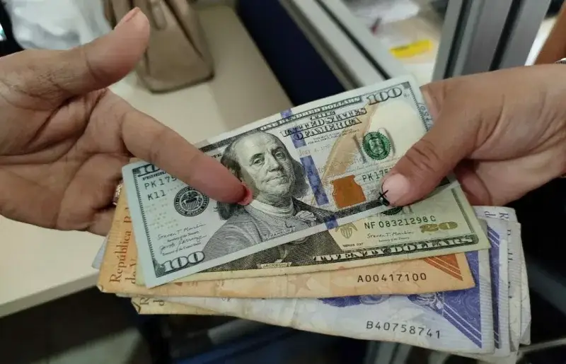 Dólar oficial supera los 700 bolívares
