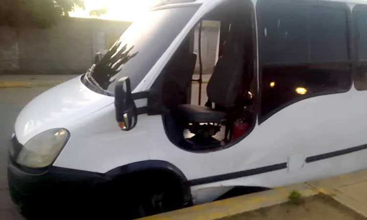 Chofer de bus en Cabimas muere al salir por la ventana tras caer en hueco