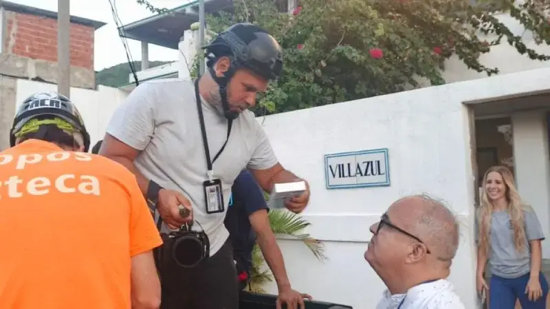 Dotan a periodistas con baterías para cubrir emergencia sísmica