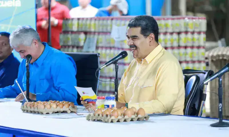 Maduro promete industrializar producción de huevos en el país