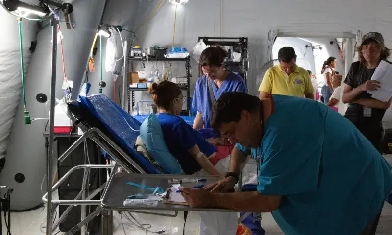 Hospitales de campaña internacionales cambian a atención