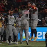Leones vence a Cardenales y sigue en la pelea
