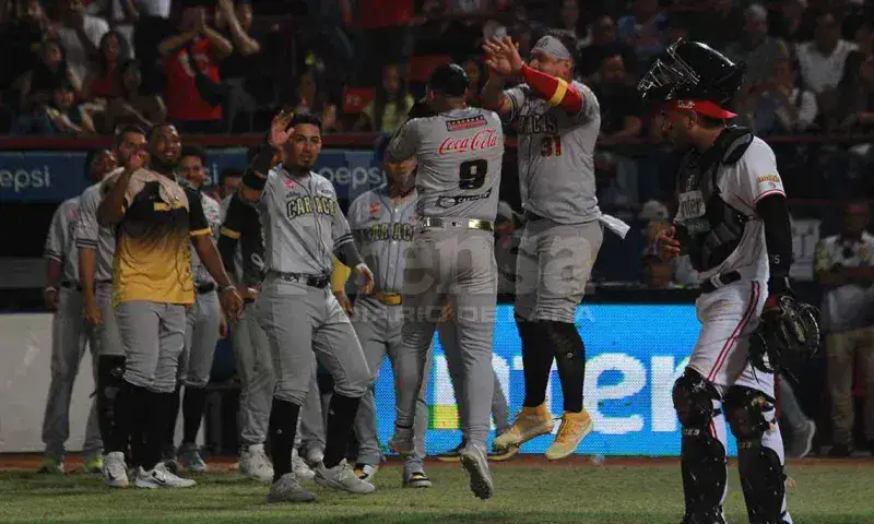 Leones vence a Cardenales y sigue en la pelea