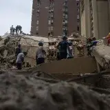 Rescatada de los escombros en Chacao tras el sismo: perdió a su padre y su casa