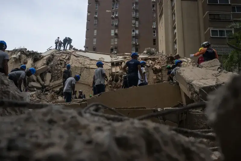 Rescatada de los escombros en Chacao tras el sismo: perdió a su padre y su casa