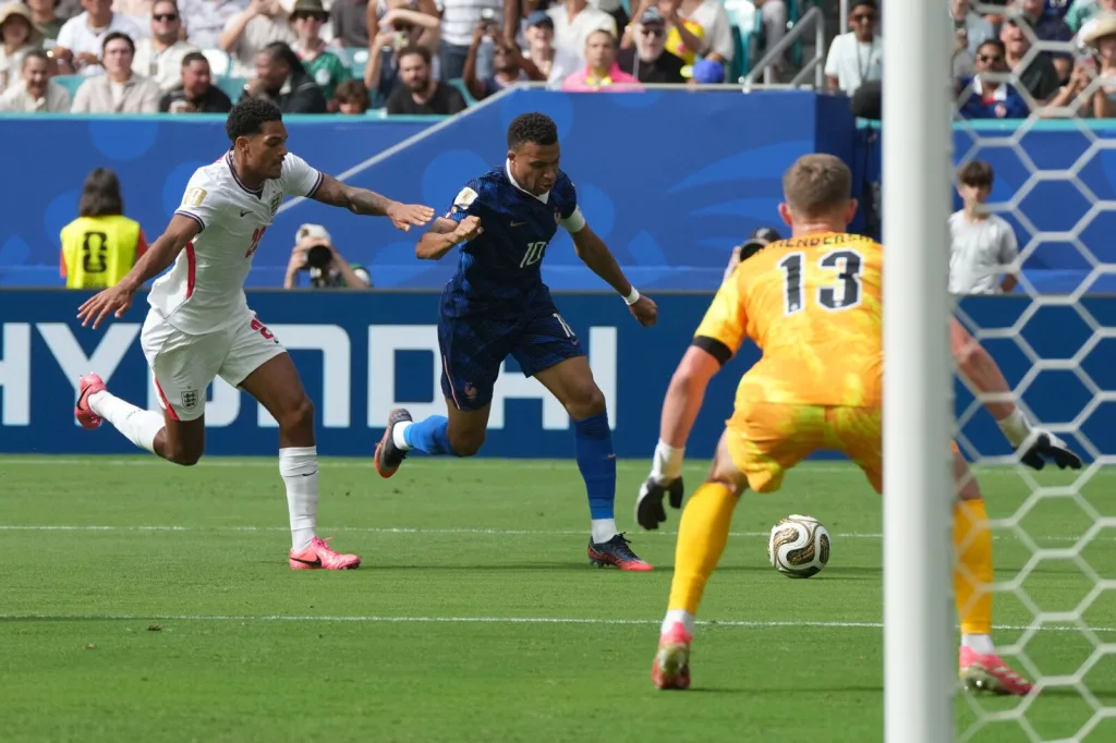 Inglaterra venció 6-4 a Francia y Mbappé rompió récord