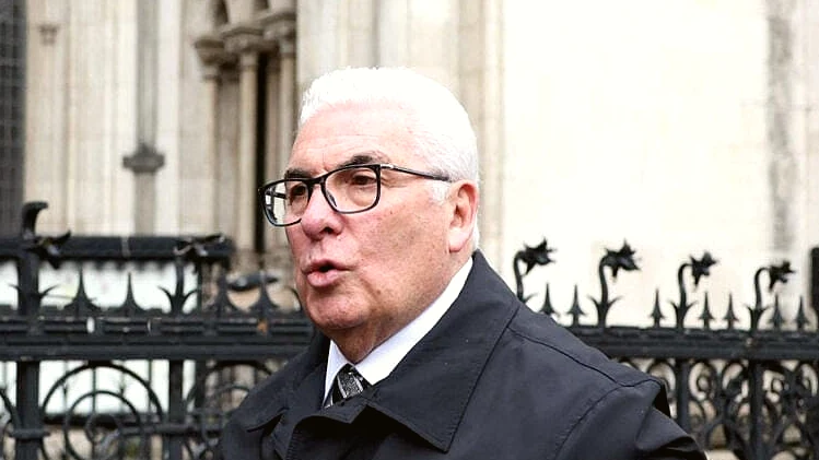 Mitch Winehouse deberá pagar 950.000 libras por subasta