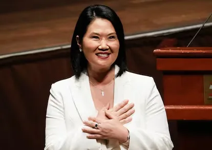 Keiko Fujimori recibe credenciales y se prepara para su mandato