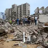 Familias en La Guaira vigilan los restos de sus muertos ante el caos de las morgues