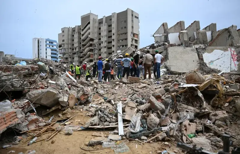 Familias en La Guaira vigilan los restos de sus muertos ante el caos de las morgues