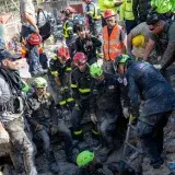 Rescatan con vida a niño de 3 años tras seis días entre escombros en La Guaira