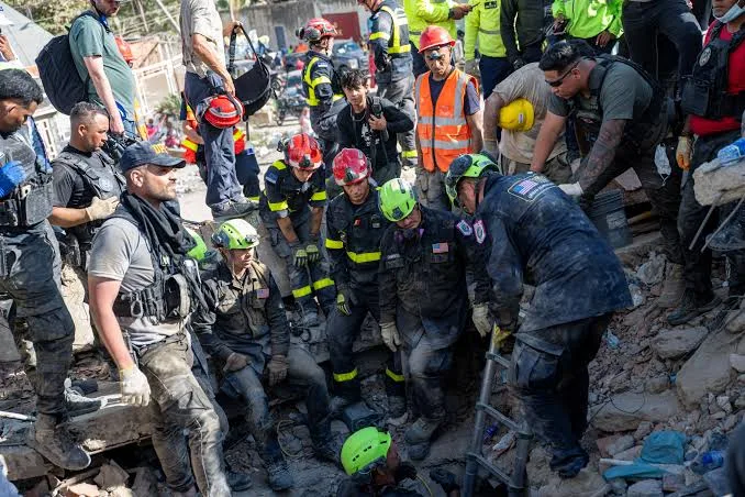 Rescatan con vida a niño de 3 años tras seis días entre escombros en La Guaira