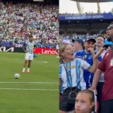 Venezolano celebra el pelotazo que le dio Lionel Messi en partido de Argentina