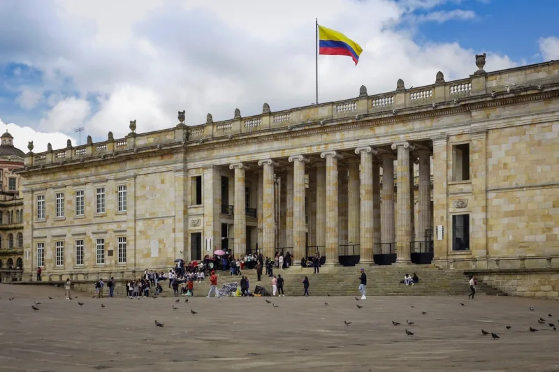 Colombia afronta un fuerte ajuste fiscal y el próximo gobierno recibirá alta deuda