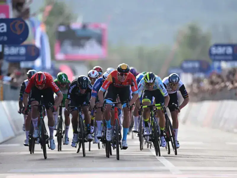 Milan sorprende en segunda etapa del Giro de Italia