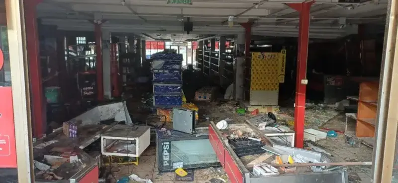 Rescatista sigue trabajando en La Guaira tras terremoto