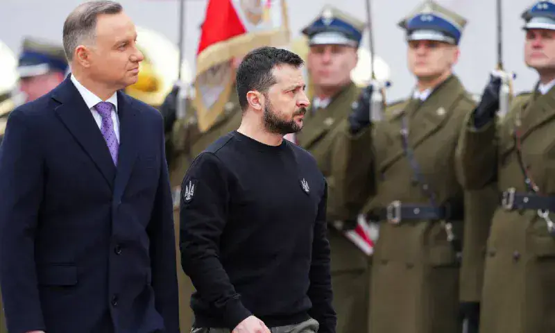 Zelenski llega a Polonia para su primera visita oficial