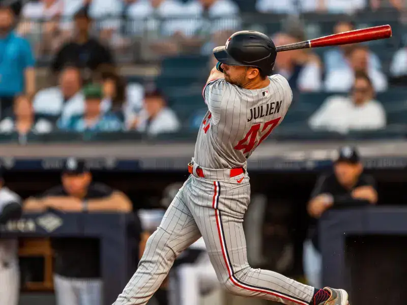 Edouard Julien debutó con hit y cuadrangular