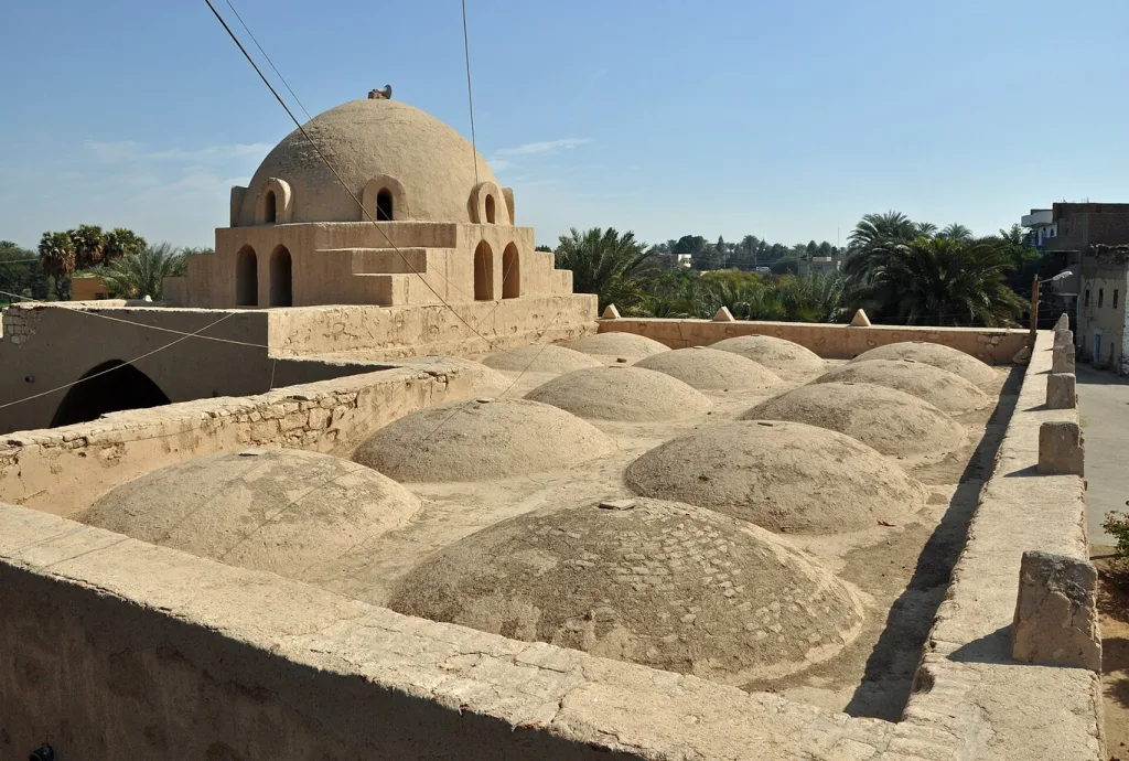 Arquitecto egipcio diseñó pueblos que “sudan” para vencer el calor