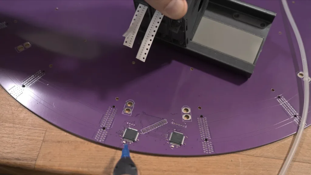 Maker construye una GPU casera con miles de microcontroladores RISC‑V