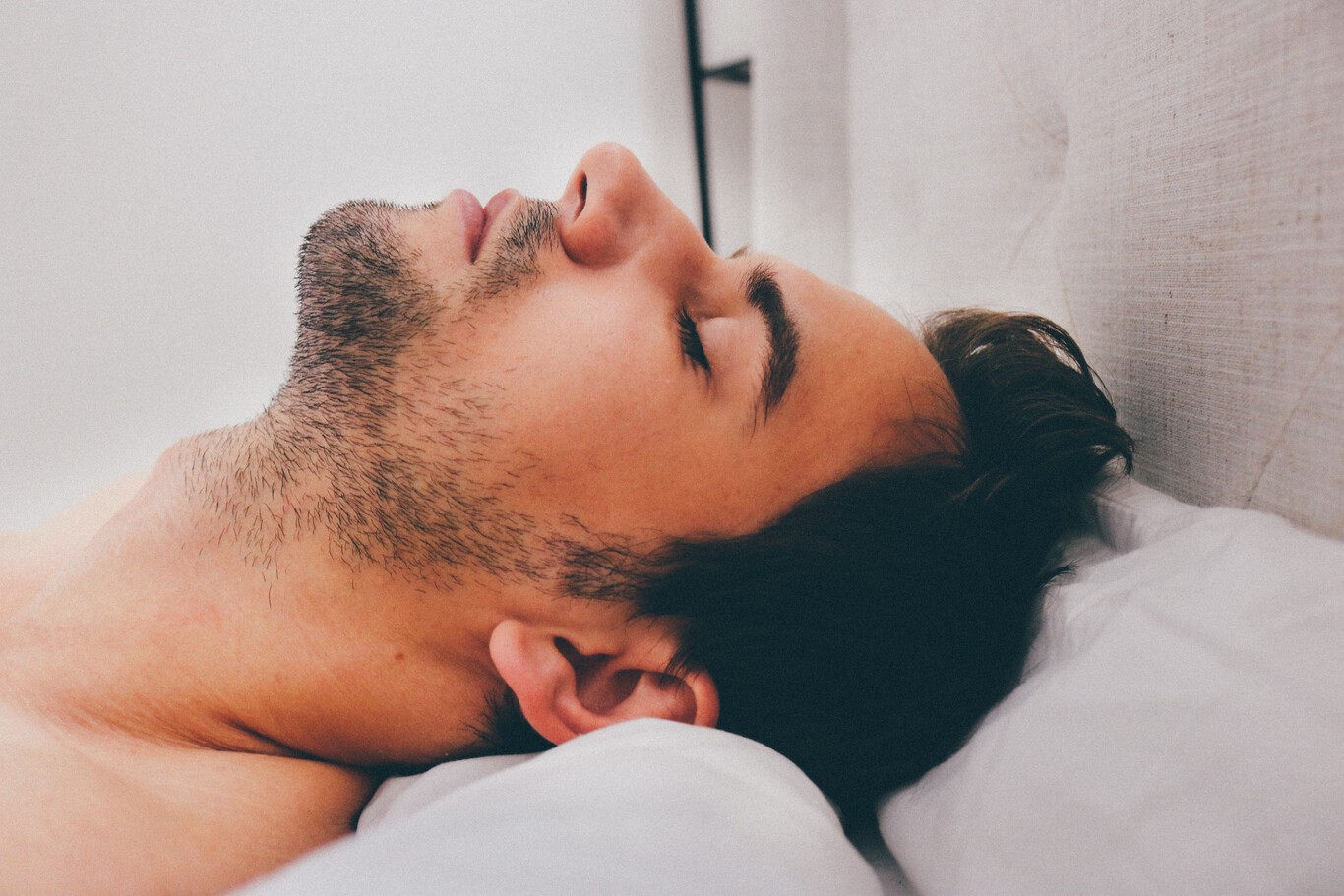 Dormir con aire acondicionado: el error más común es bajarlo demasiado y dejarlo toda la noche