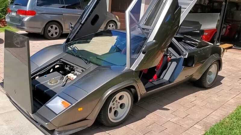 Ingeniero construyó durante 17 años un Lamborghini Countach en el sótano de su casa y luego tuvo problemas para sacarlo