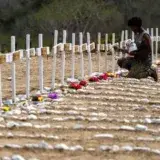 Sepultan en Catia La Mar a más de 150 no identificados