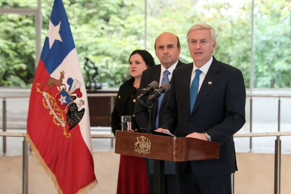 Chile envía a Caracas a su delegado para reabrir consulados