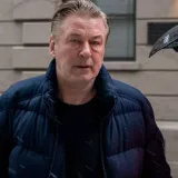 Retiran cargos por homicidio involuntario contra Alec Baldwin