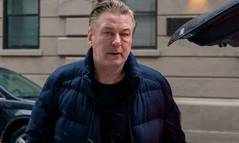 Retiran cargos por homicidio involuntario contra Alec Baldwin