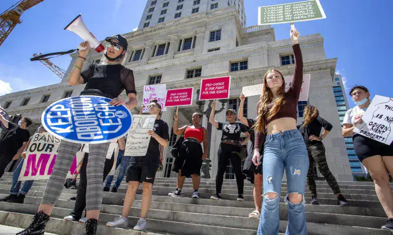 Senado de Florida aprueba aborto en primeras 6 semanas de embarazo