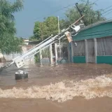 En Las Tarabas suman 8 horas sin luz por caída de 6 postes por lluvias