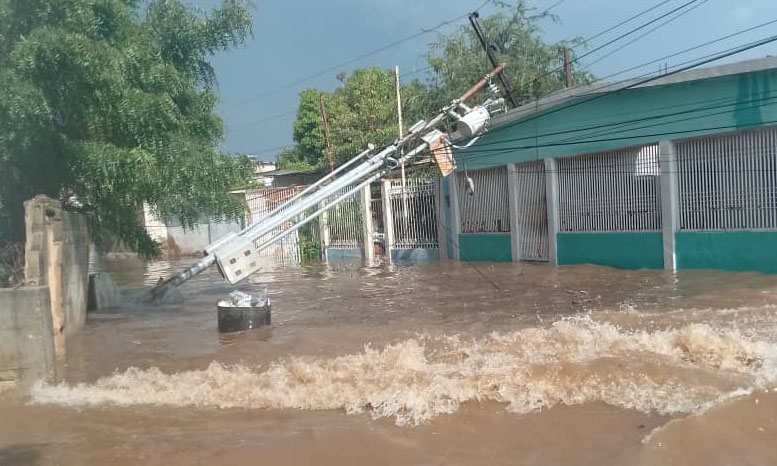 En Las Tarabas suman 8 horas sin luz por caída de 6 postes por lluvias