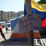 Carpas y refugios sostienen a miles de damnificados en La Guaira