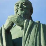 La frase de Confucio sobre el arroz y las flores que separa sobrevivir de vivir