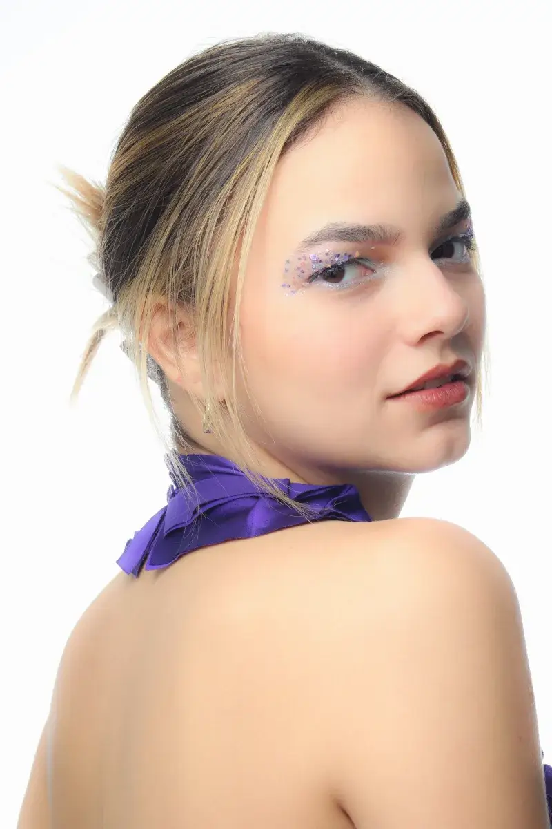 Unretrato glamoroso de una mujer con maquillaje de purpurina en Caracas, Venezuela.