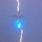 
			¡Impresionante!.. Avión Boeing es alcanzado por la fuerza de un rayo en el despegue (Video)		