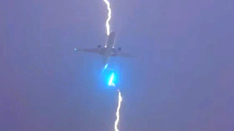 ¡Impresionante!.. Avión Boeing es alcanzado por la fuerza de un rayo en el despegue (Video)