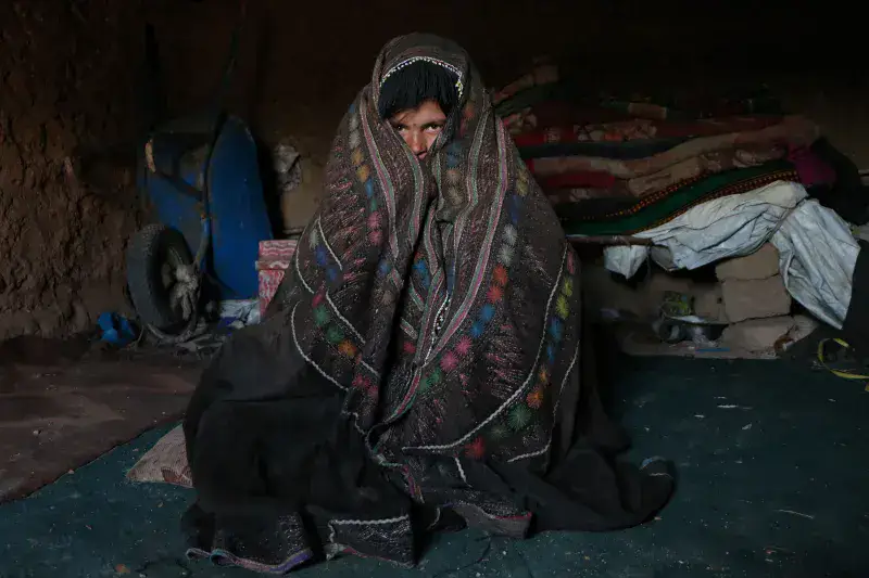 Talibanes dispersan protesta de mujeres en Herat tras detenciones por no llevar burka