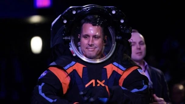 
				Nasa muestra traje espacial que usará Misión Artemis III en la luna			