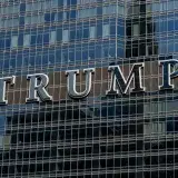 Vista detallada de la fachada del edificio Trump con ventanas de vidrio reflectante.