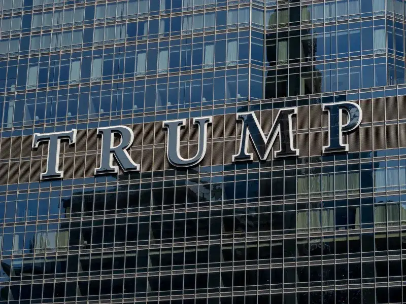 Vista detallada de la fachada del edificio Trump con ventanas de vidrio reflectante.